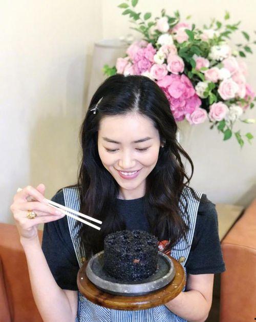 吃瓜网红西安大表姐,吃瓜网红的美食之旅与生活点滴